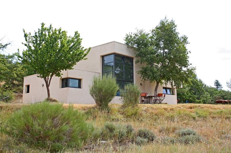 Luberon, contemporary house with swimming pool and extraordinary views